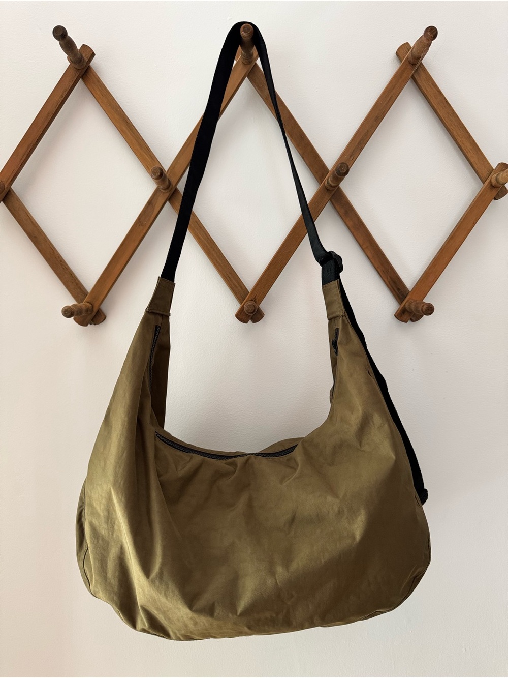 BAGGU Large Crossbody Crescent Bag - Picture 2 of 4